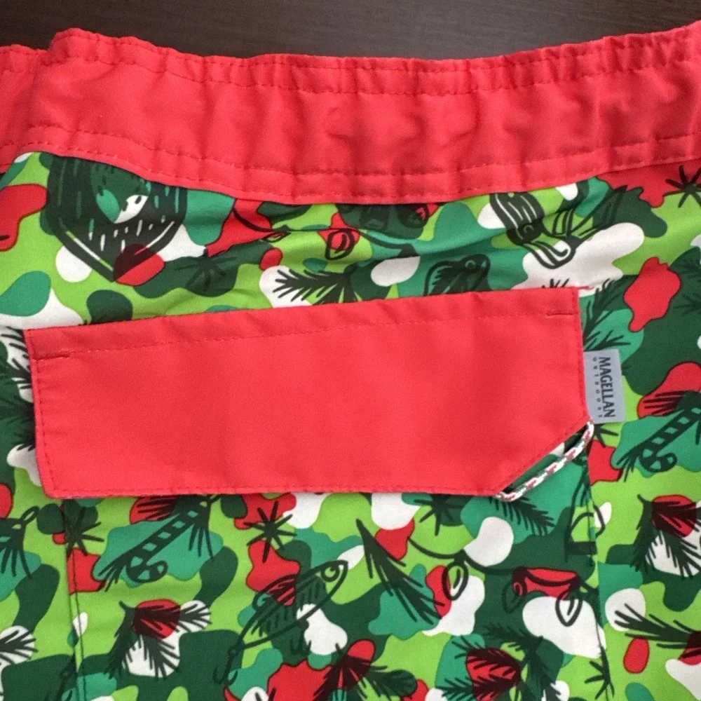 Magellan Outdoors Mens XL Holiday Christmas Theme Boat Shorts Green Fish Gear